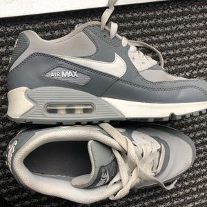 GRAY NIKE AIR MAX